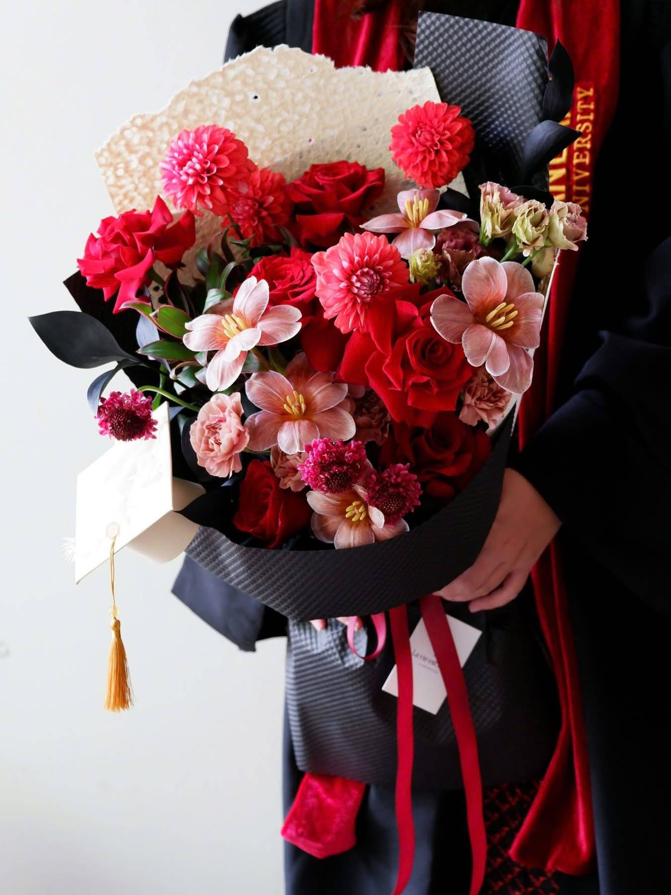 Bó Tốt Nghiệp Đỏ Rực Vinh Quang