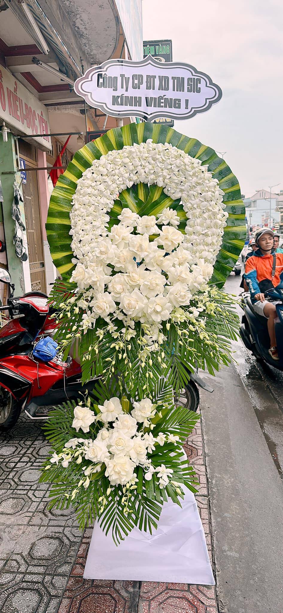 Vòng Hoa Chia Buồn Cúc Trắng Viền Lá Dừa