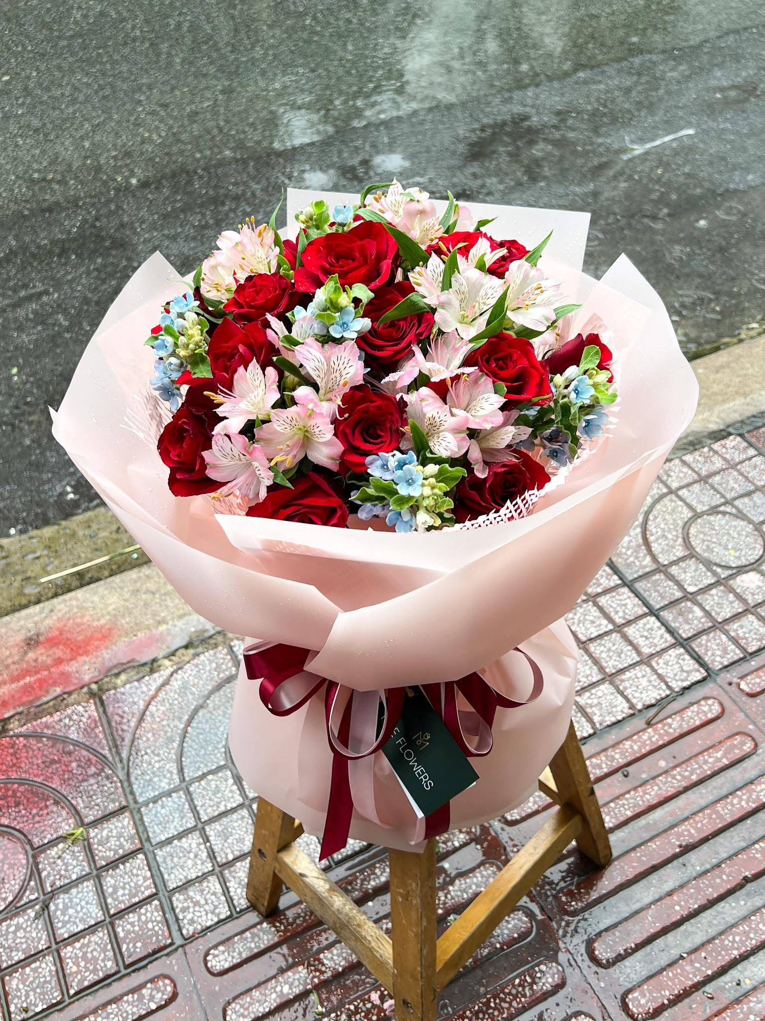 Bó Hồng Đỏ Bách Hợp Hồng Êm Dịu