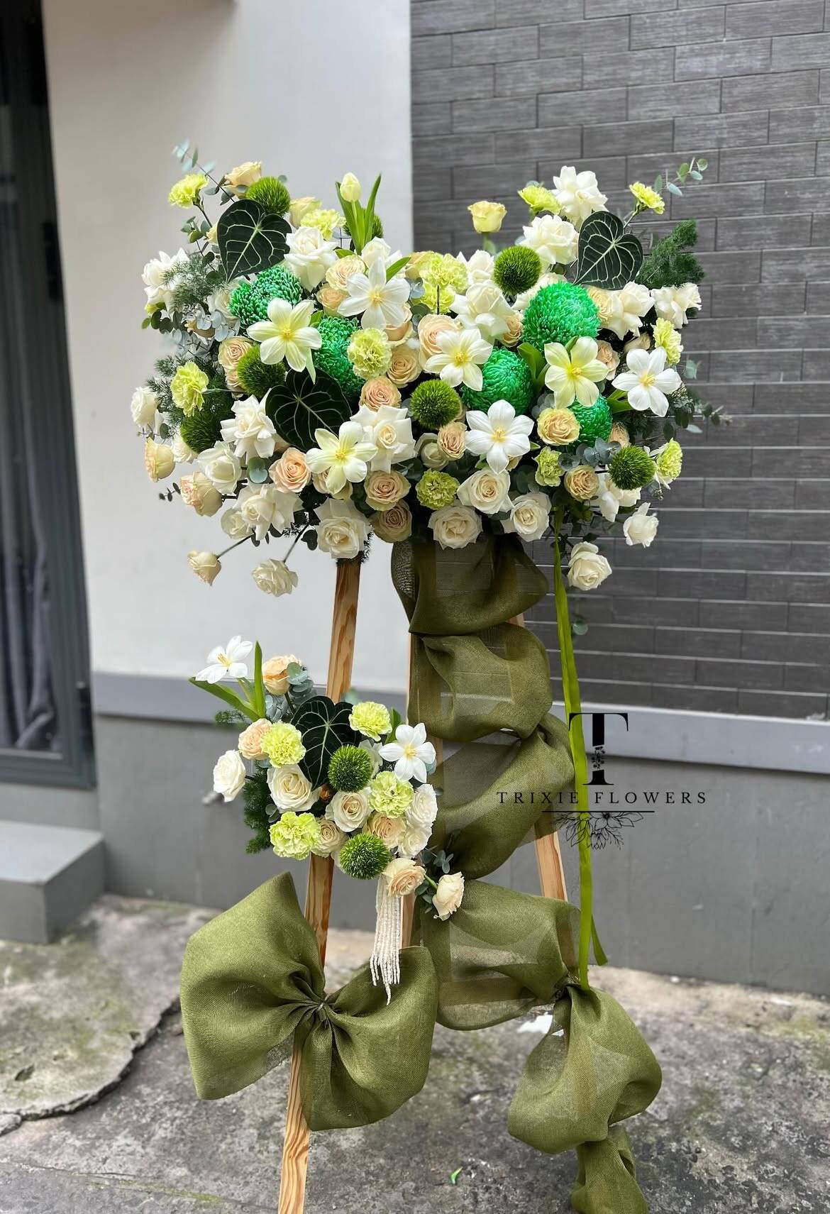 Kệ Hoa Chúc Mừng Xanh Cốm Nơ Đay Olive
