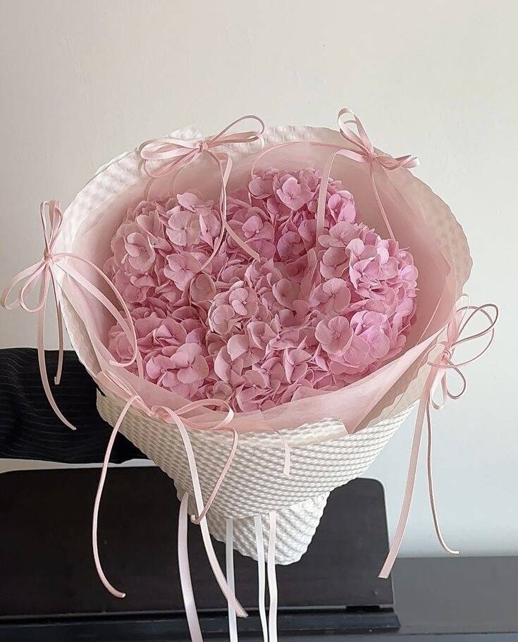 Bó Tú Cầu Hồng Nơ Lụa