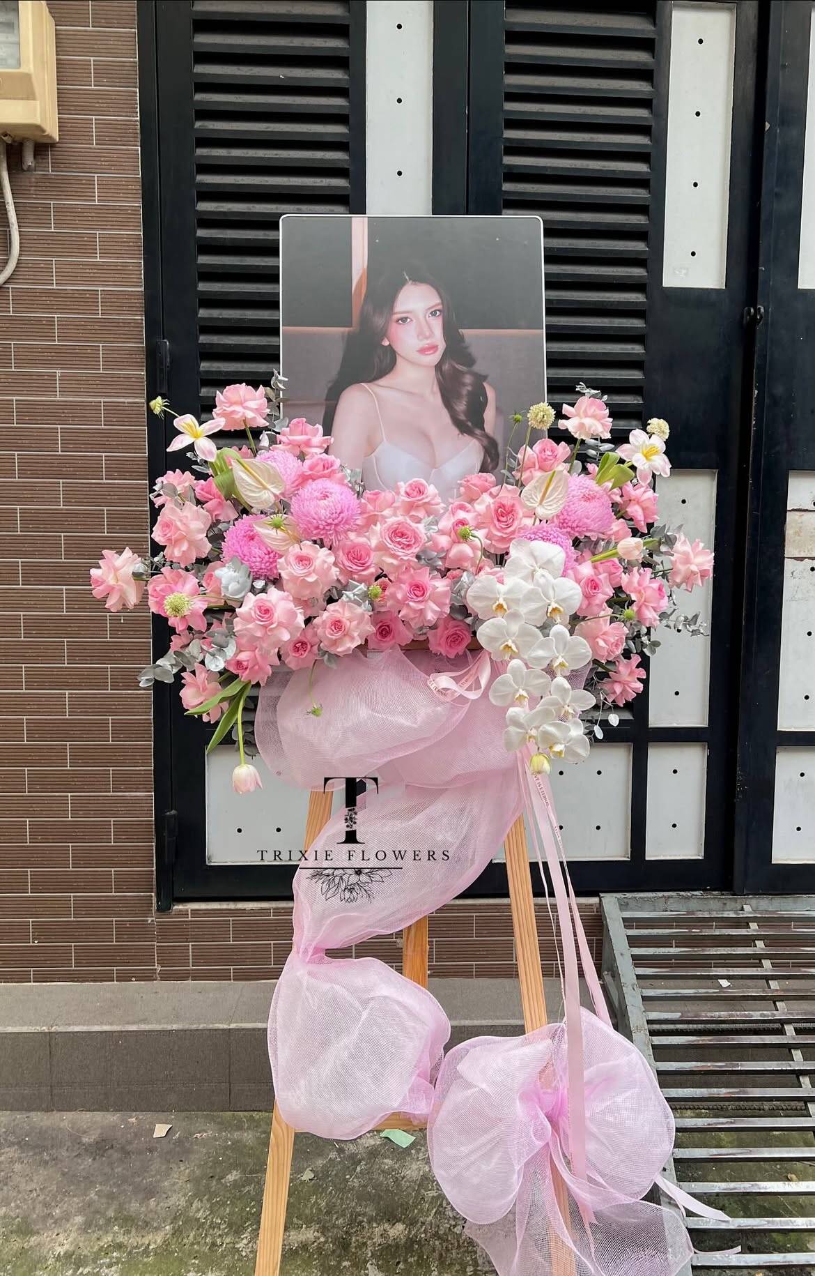 Kệ Hoa Chúc Mừng Hồng Pastel Kèm Bảng Ảnh