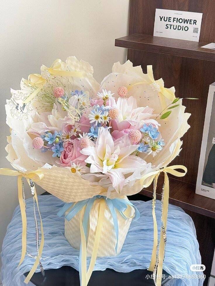 Bó Ly Hồng Cánh Bướm Vàng Kem