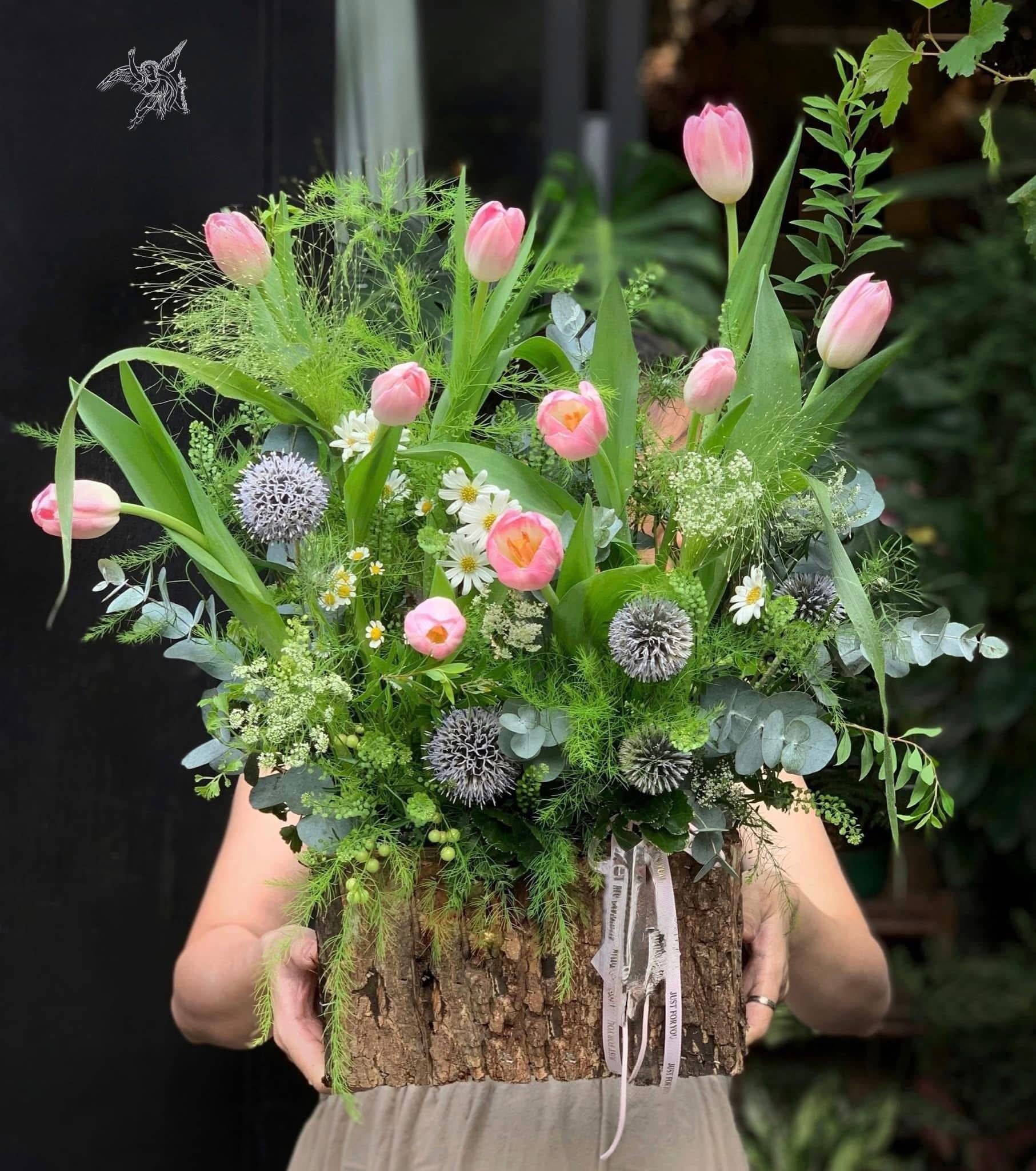 Lẵng Hoa Tulip Hồng Vườn Mộc