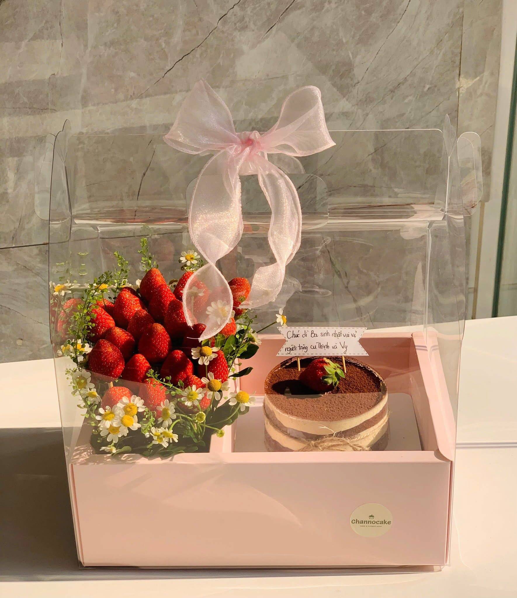 Set Quà Dâu Tây Bánh Tiramisu