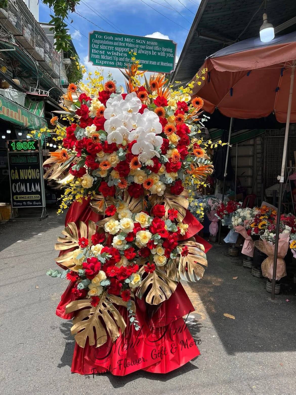 Kệ Hoa Khai Trương Đỏ Vàng Lan Trắng Lá Nhũ