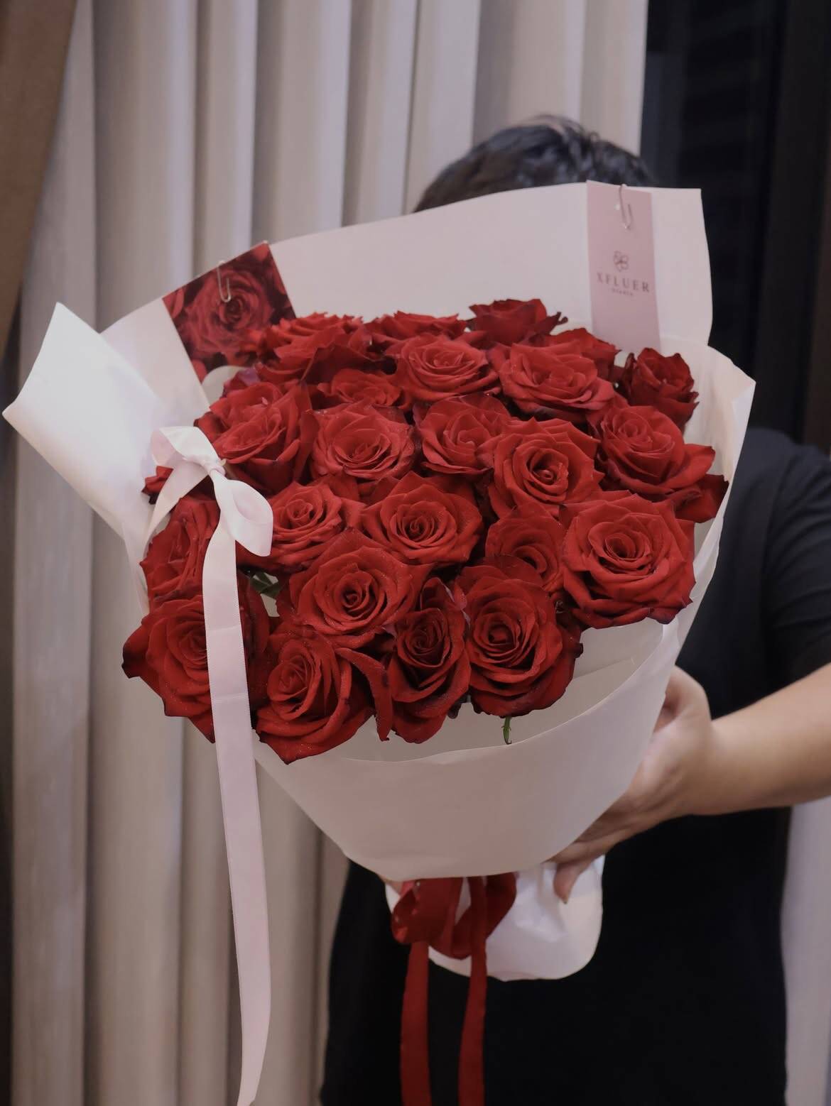 Bó Hồng Đỏ Nhung Gói Trắng Nơ Hồng