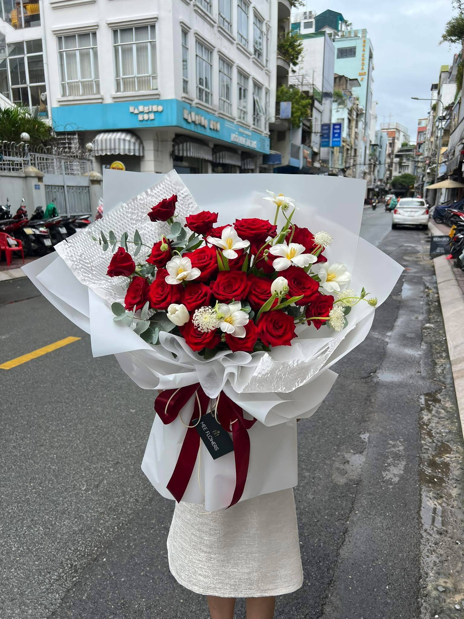 Bó Hồng Đỏ Tulip Trắng Tương Phản